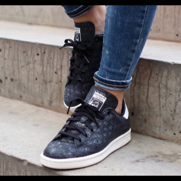 le adidas stan smith nero di pelle di serpente poshmark 95 donne le adidas stan smith nero di pelle di serpente poshmark 95 donne